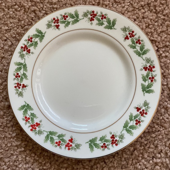 Gibson. Vintage holiday harmony design. Set of 4 teacups & saucers holly design. - Picture 7 of 9